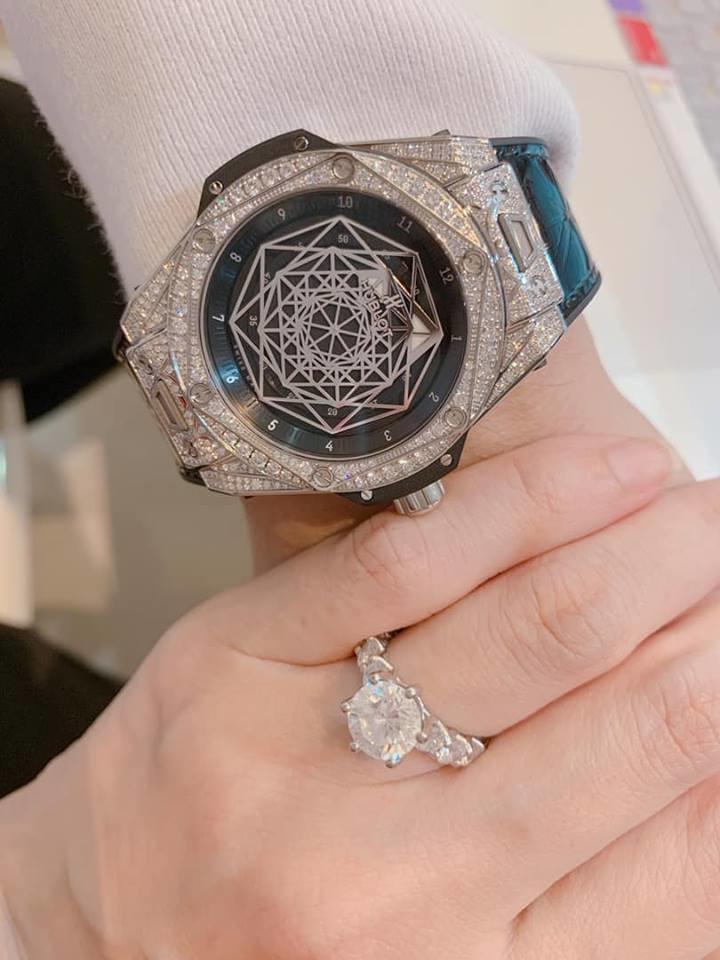 Trấn Thành - Hari Won đeo nhẫn kim cương khủng đi họp báo phim-9