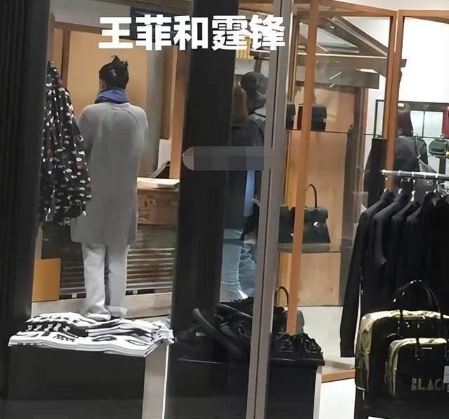 Lộ ảnh sánh đôi cực hiếm của Tạ Đình Phong - Vương Phi-1