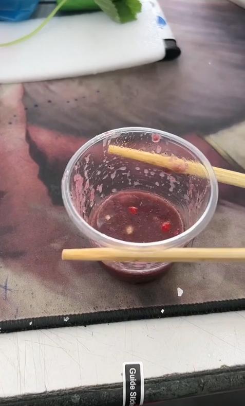 Dùng đũa gắp cốc mắm tôm, cô nàng nhận cái kết bốc mùi muốn ói-1