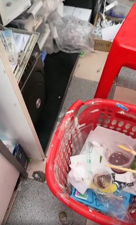 Dùng đũa gắp cốc mắm tôm, cô nàng nhận cái kết bốc mùi muốn ói-2