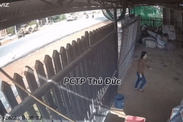 Rùng mình người phụ nữ bị cổng sắt đổ sập, đè lên dẹp lép