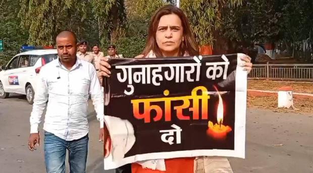 Bé gái 8 tuổi bị 4 người cưỡng hiếp, thi thể vùi trong cát-2