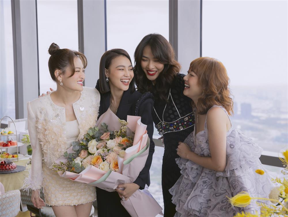 Lan Ngọc khóc ròng khi được đánh úp sinh nhật ngay tại phim trường-4