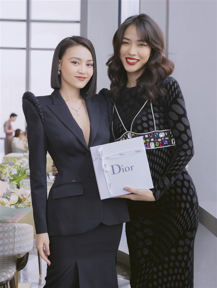 Lan Ngọc khóc ròng khi được đánh úp sinh nhật ngay tại phim trường-6