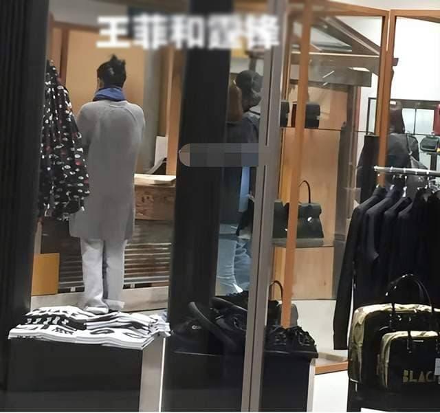 Tạ Đình Phong và Vương Phi bị bắt gặp cùng đi mua sắm tại Nhật-1