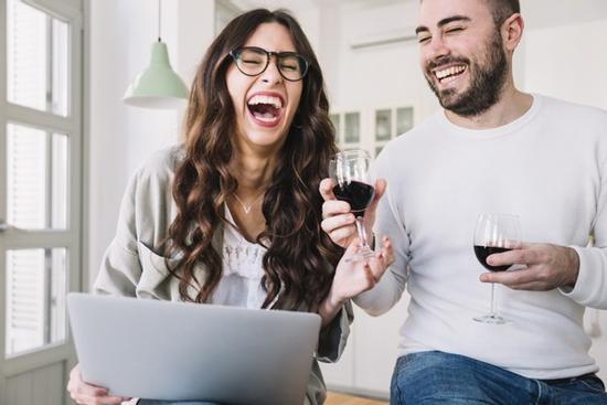 4 chòm sao siêu hài hước khiến bạn muốn quấn lấy cả ngày không rời