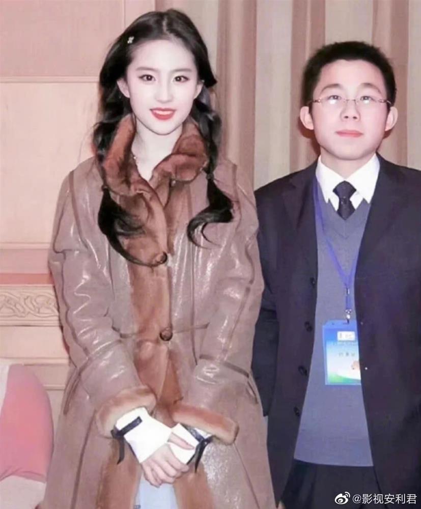 Gu ăn mặc thảm họa có dìm nổi nhan sắc Lưu Diệc Phi?-8