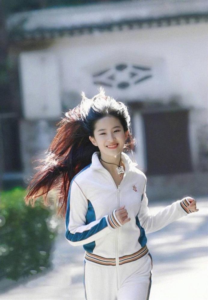 Gu ăn mặc thảm họa có dìm nổi nhan sắc Lưu Diệc Phi?-10