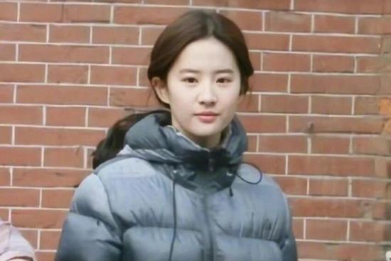 Gu ăn mặc thảm họa có dìm nổi nhan sắc Lưu Diệc Phi?