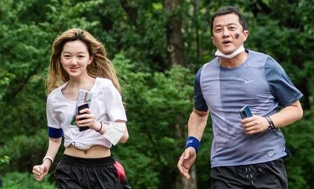 Con gái Lý Á Bằng nổi loạn, khoe thân để phản đối bố lấy vợ mới?-4