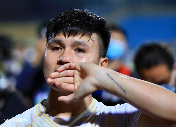 Quang Hải mắt đỏ hoe tìm mẹ và cháu gái sau trận thắng Viettel-1