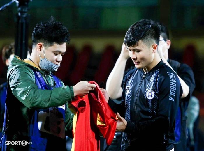 Quang Hải mắt đỏ hoe tìm mẹ và cháu gái sau trận thắng Viettel-10