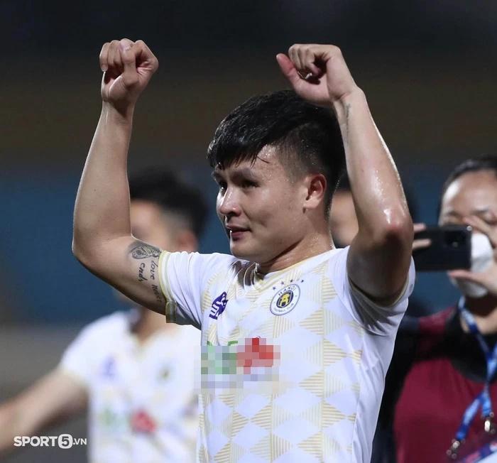 Quang Hải mắt đỏ hoe tìm mẹ và cháu gái sau trận thắng Viettel-3