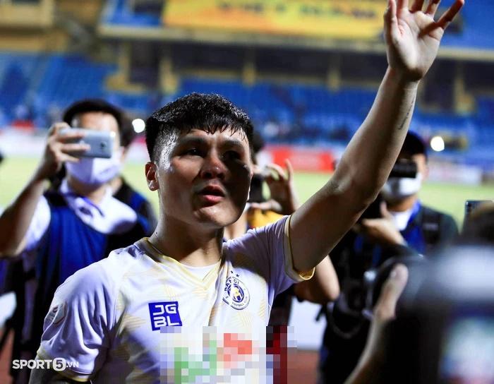 Quang Hải mắt đỏ hoe tìm mẹ và cháu gái sau trận thắng Viettel-4