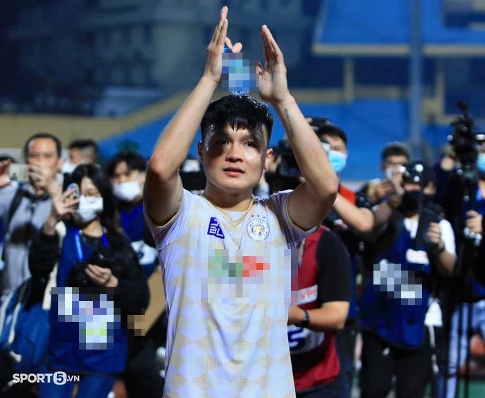 Quang Hải mắt đỏ hoe tìm mẹ và cháu gái sau trận thắng Viettel-5