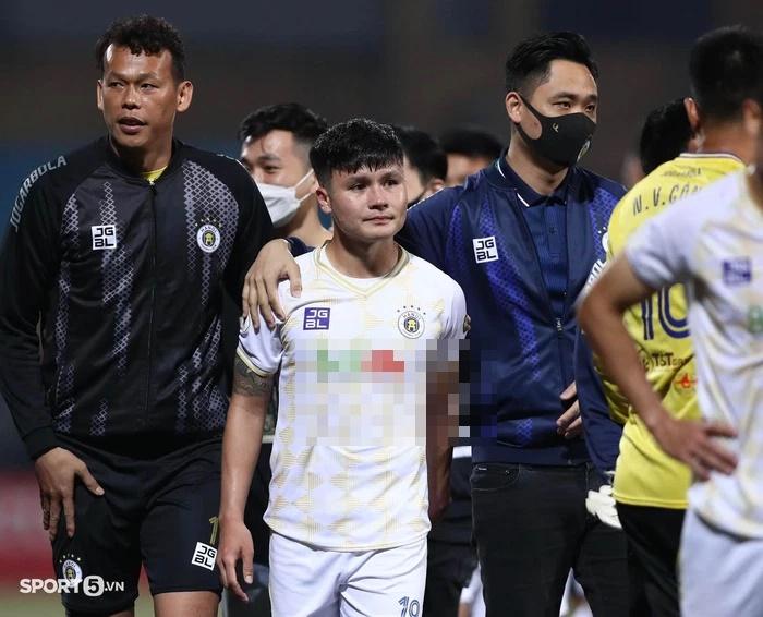 Quang Hải mắt đỏ hoe tìm mẹ và cháu gái sau trận thắng Viettel-6