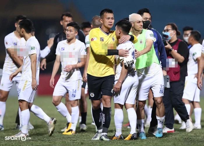 Quang Hải mắt đỏ hoe tìm mẹ và cháu gái sau trận thắng Viettel-7