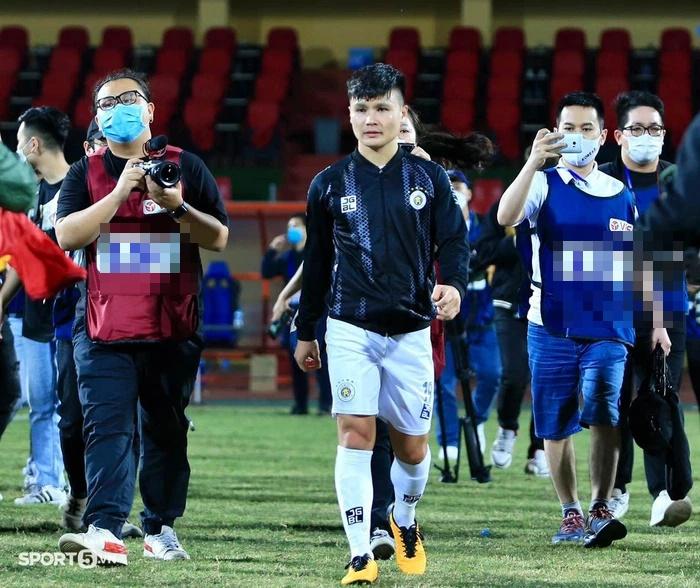 Quang Hải mắt đỏ hoe tìm mẹ và cháu gái sau trận thắng Viettel-9