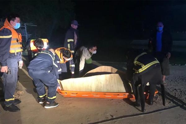 NÓNG: 5 nữ sinh lớp 6 mất tích trên sông, tìm thấy 2 thi thể-1