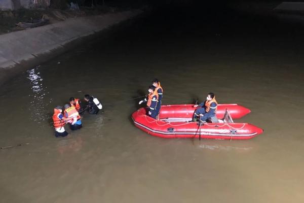 NÓNG: 5 nữ sinh lớp 6 mất tích trên sông, tìm thấy 2 thi thể-2