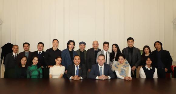 Ảnh nét căng Hà Hồ hội ngộ Lệ Quyên, 2 đàng trai còn đứng sát sạt-1