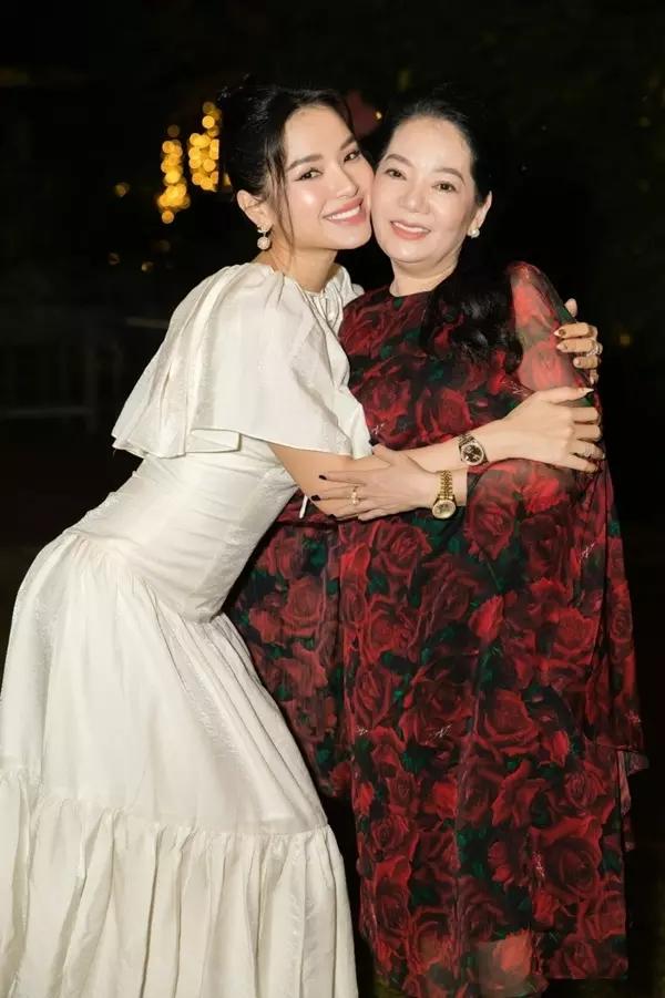 Phương Trinh Jolie khoe mẹ chồng yêu con dâu khác gì mẹ đẻ-9