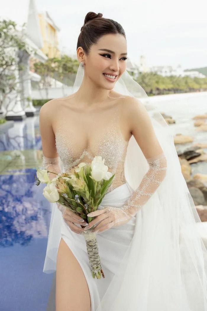 Gây chú ý nhất chính là bộ váy cưới siêu cấp nóng bỏng của Phương Trinh Jolie. Người đẹp tự tin diện đầm cưới xuyên thấu để lộ gần hết vòng 1 và da thịt táo bạo.