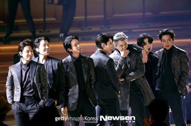 Netizen Hàn cho rằng Grammy lợi dụng BTS-4