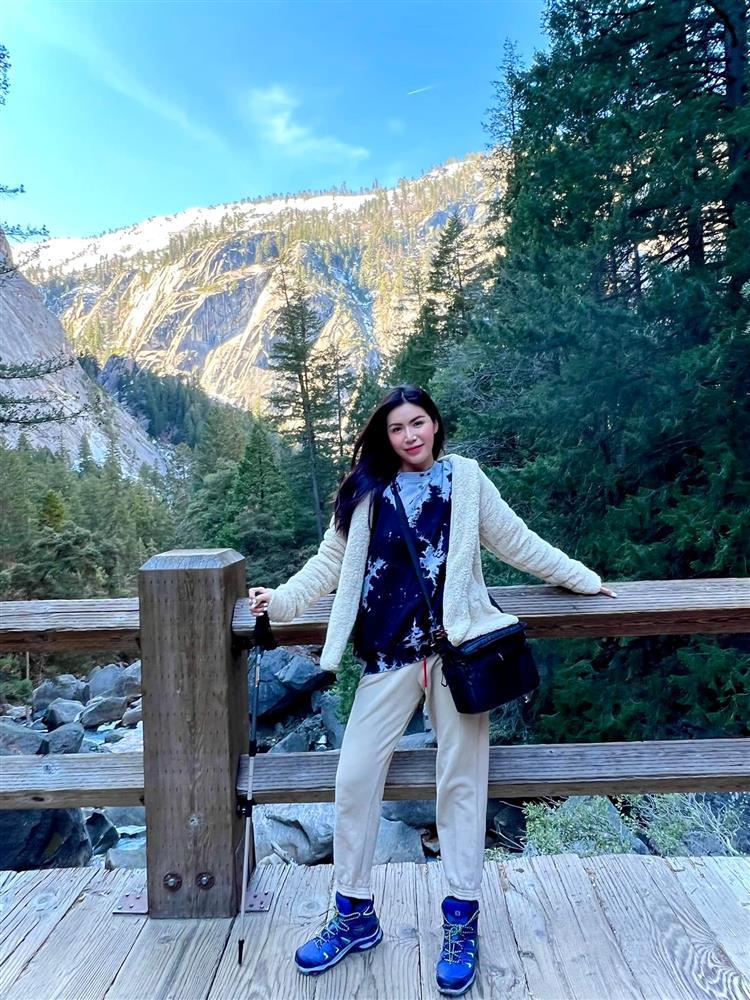 Minh Tú khoe thiệp hồng, sắp cưới bạn trai Tây?-2