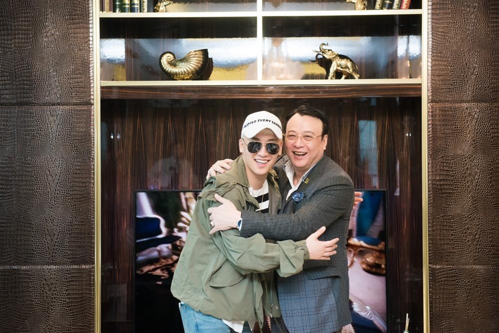 President Tan Hoang Minh hugs Seungri: Who would have thought both of them would work together-1
