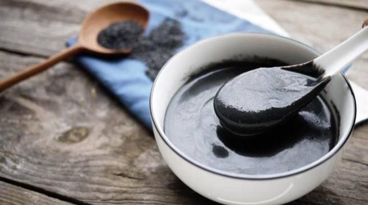 Món chè chỉ một màu đen sì kém hấp dẫn, thế mà ai ăn cũng mê-3