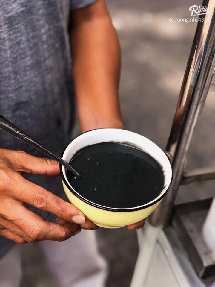 Món chè chỉ một màu đen sì kém hấp dẫn, thế mà ai ăn cũng mê-5