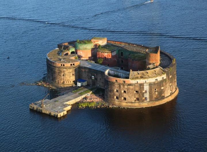The mysterious history of attracting tourists to the ancient fortress floating in the sea in Russia-2