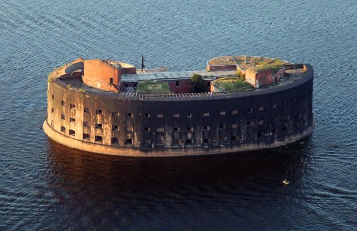 The mysterious history of attracting tourists to the ancient fortress floating in the sea in Russia-3