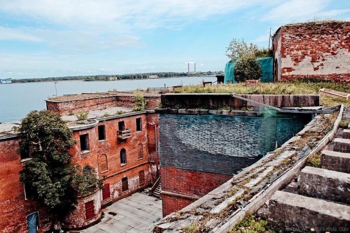 The mysterious history of attracting tourists to the ancient fortress floating in the sea in Russia-4