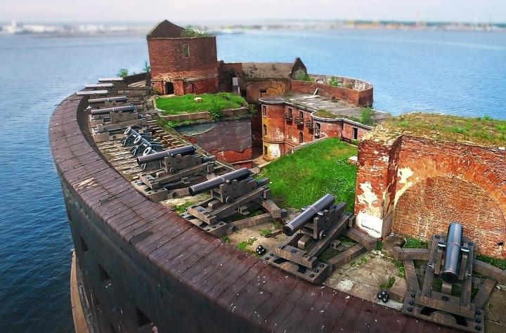The mysterious history of attracting tourists to the ancient fortress floating in the sea in Russia-5