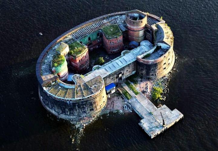The mysterious history of attracting tourists to the ancient fortress floating in the sea in Russia-9