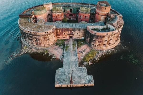 The mysterious history attracts visitors of the ancient fortress floating in the sea in Russia