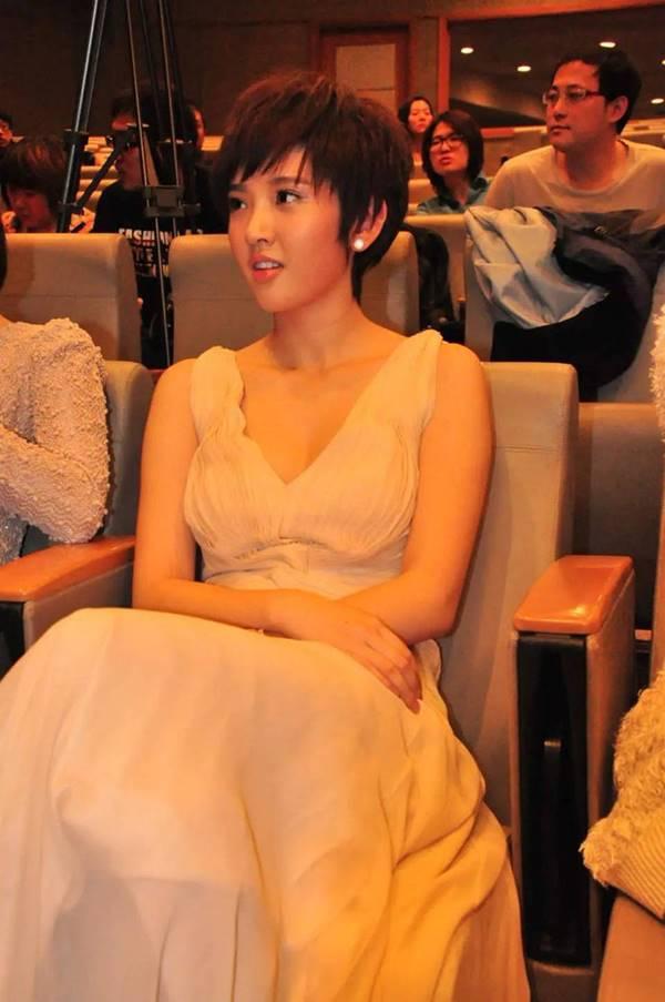 Hot lại ảnh Đàm Tùng Vận thời nhí mén, xinh như búp bê nhờ chi tiết này-9