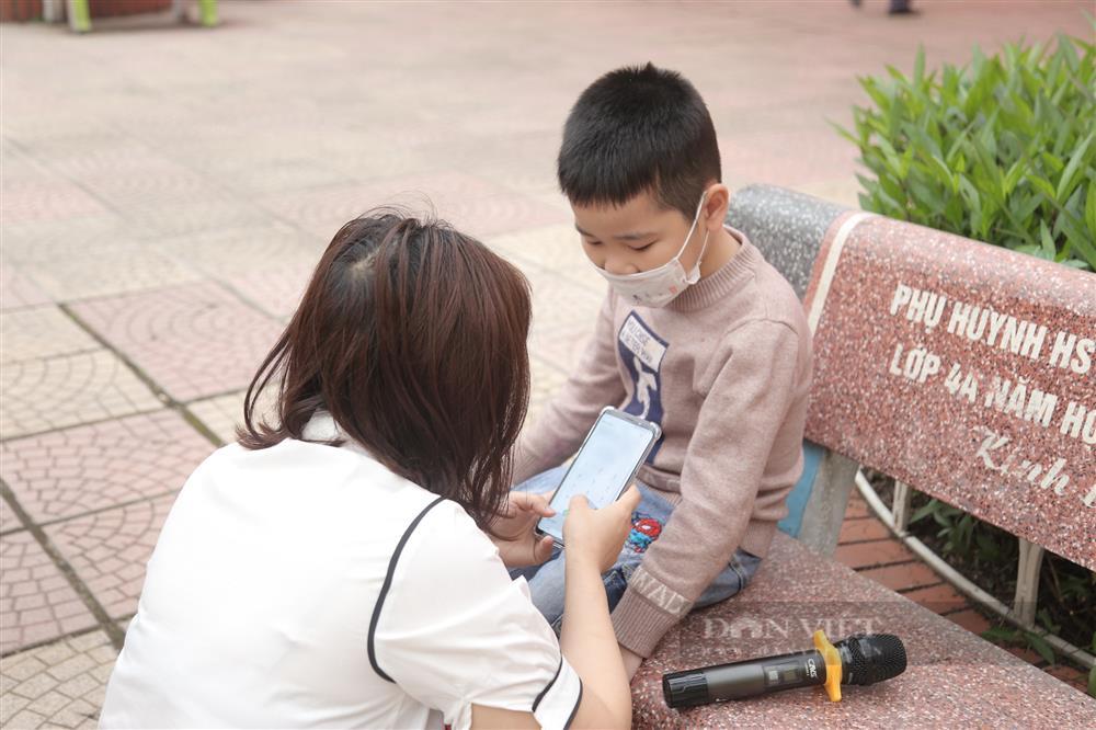 Students in grades 1-6 in Hanoi go to school: Dad took his son to the wrong school, he didn't recognize her-5