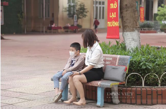 Students in grades 1-6 in Hanoi go to school: Dad took his son to the wrong school, he didn't recognize her-6