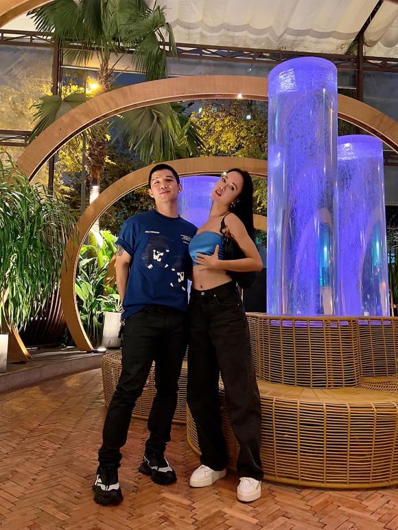 Vũ Ngọc Anh bị soi tạo dáng bàn tay hư bên Cường Seven-1