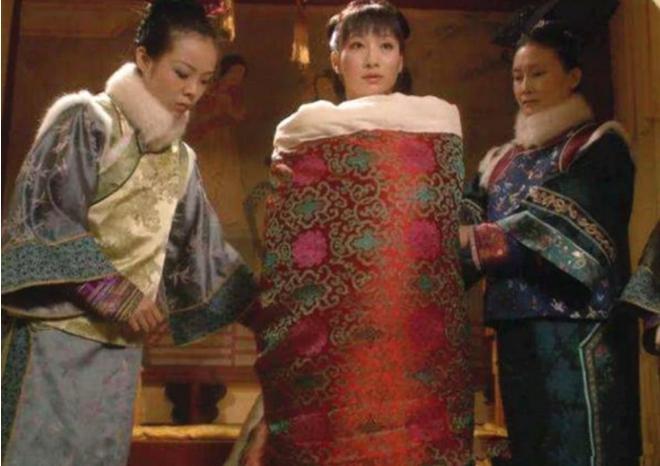 Hoàng đế thị tẩm: Ngoài thái giám còn cần 8 cung nữ, 16 tỳ nữ phục vụ-2