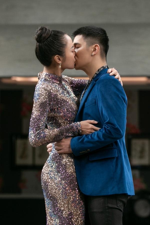 Vũ Ngọc Anh bị soi tạo dáng bàn tay hư bên Cường Seven-7