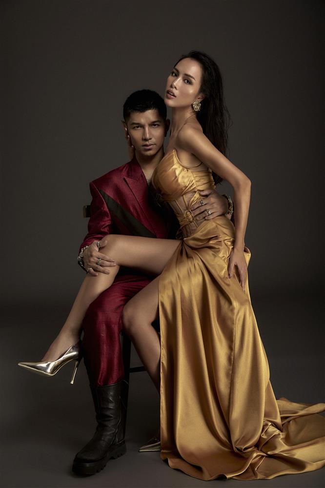 Vũ Ngọc Anh bị soi tạo dáng bàn tay hư bên Cường Seven-4