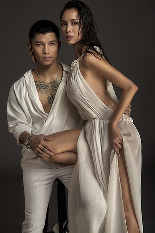 Vũ Ngọc Anh bị soi tạo dáng bàn tay hư bên Cường Seven-5