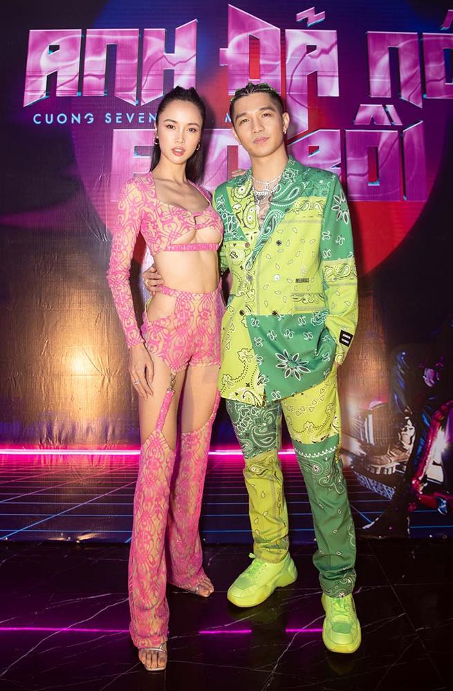 Vũ Ngọc Anh bị soi tạo dáng bàn tay hư bên Cường Seven-6