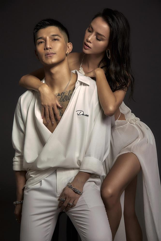 Vũ Ngọc Anh bị soi tạo dáng bàn tay hư bên Cường Seven-2