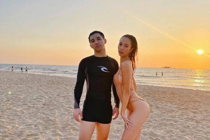 Vũ Ngọc Anh bị soi tạo dáng bàn tay hư bên Cường Seven-9