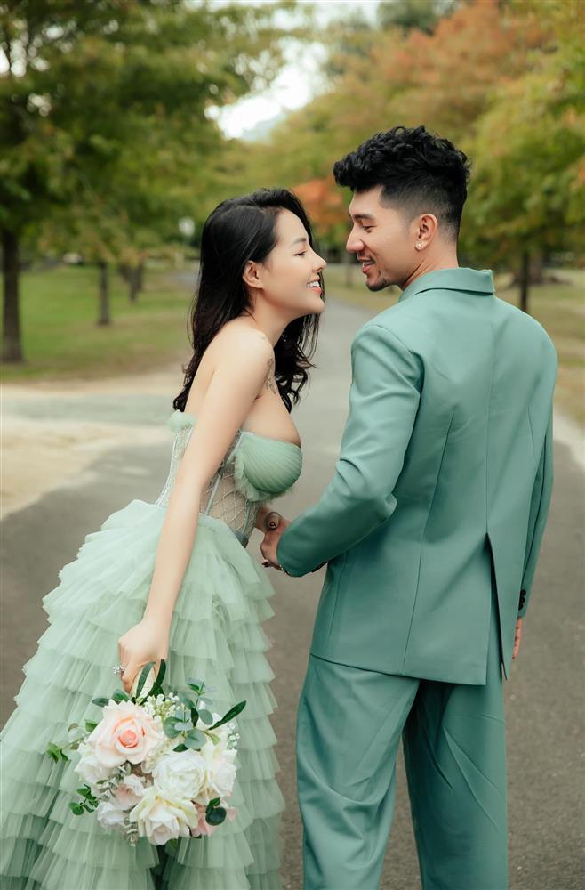 Bộ ảnh cưới của Ngân 98 sẽ khiến cho bất cứ ai cũng phải say đắm vì sự đẹp đẽ và sang trọng trong từng khung hình. Với những bức ảnh được chụp bởi các chuyên gia nhiếp ảnh hàng đầu, bộ ảnh của Ngân 98 là một điểm sáng trong giới nghệ thuật ảnh cưới Việt Nam.